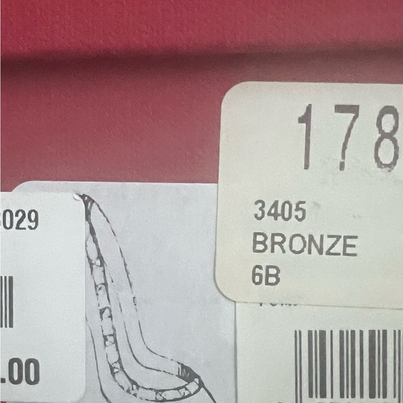 Valentino Rockstud 85mm Pebbled Leather Pump - Picture 14 of 16